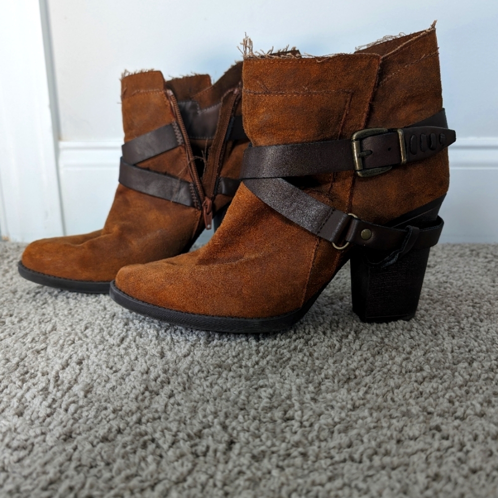 Mossimo Ankle Boots. Brown. Size 8.